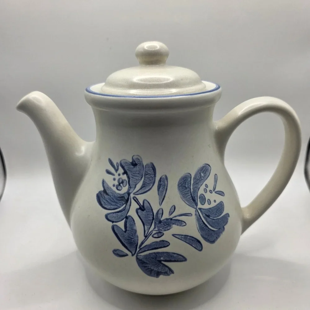 Pfaltzgraff Yorktowne 48 oz Beverage Server Teapot Blue Floral Stoneware 490 USA